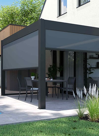 Pergola bioclimatique anthracite avec protections latérales